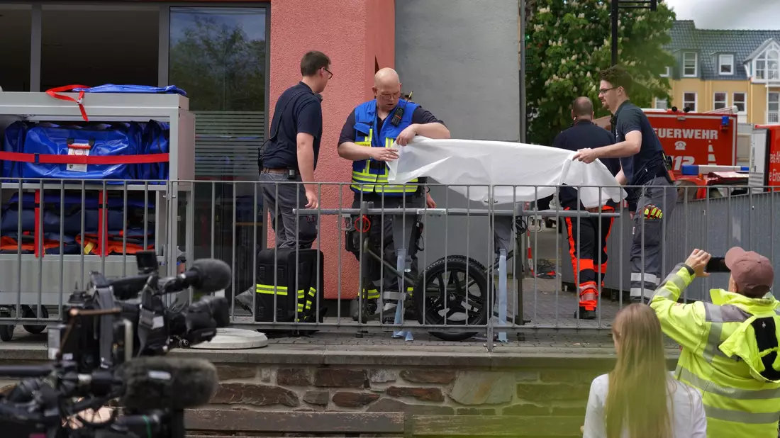 Die Einsatzkräfte bereiten sich auf alle Szenarien vor. - Bild: Sascha Ditscher/dpa