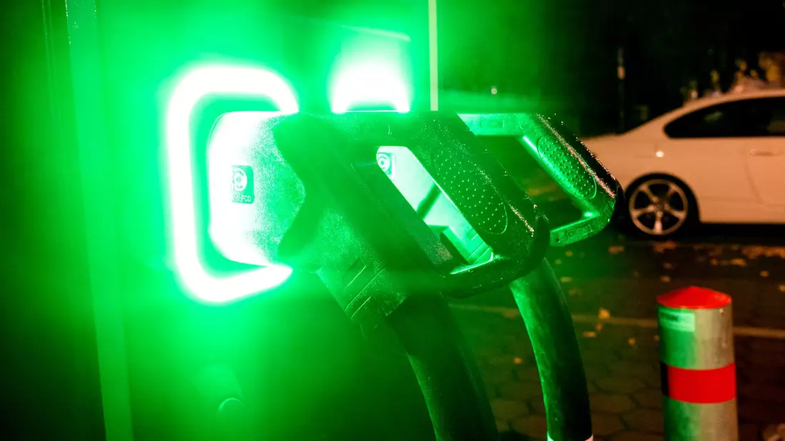 Die neue Förderung für E-Autos kann rückwirkend zum Jahresanfang beantragt werden - Bild: Daniel Bockwoldt/dpa