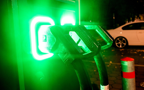 Die neue Förderung für E-Autos kann rückwirkend zum Jahresanfang beantragt werden - Foto: Daniel Bockwoldt/dpa