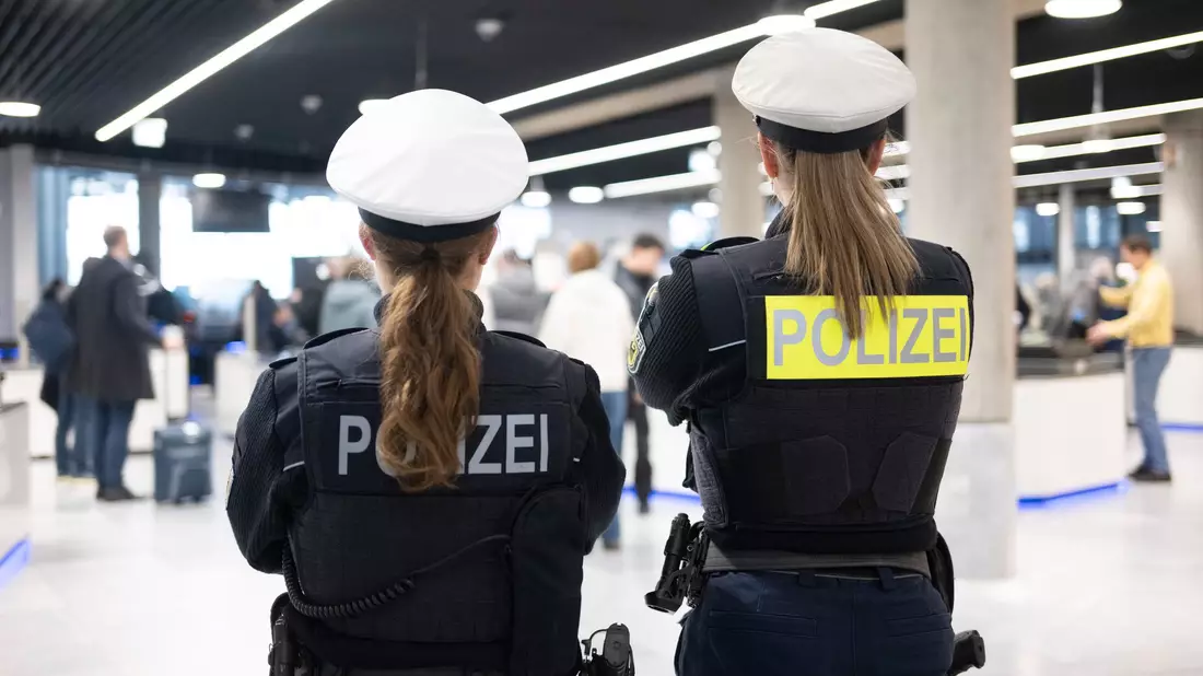 Deutschland muss an seinen Flughäfen weitere Vorbereitungen treffen, um den Anforderungen des neuen europäischen Asylsystems Gerecht zu werden. (Symbolbild)  - Bild: Marijan Murat/dpa