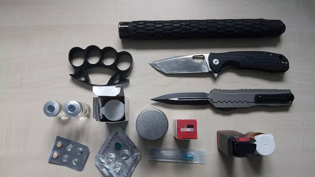 BPOL-BadBentheim: Gepäck voller Waffen - Strafanzeige - Bild: presseportal.de