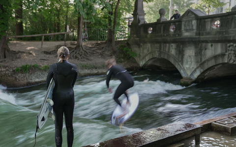 Die Surfer können sich freuen: Die Eisbachwelle ist wieder freigegeben.  - Foto: Ehsan Monajati/dpa