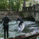 Die Surfer können sich freuen: Die Eisbachwelle ist wieder freigegeben.  - Foto: Ehsan Monajati/dpa