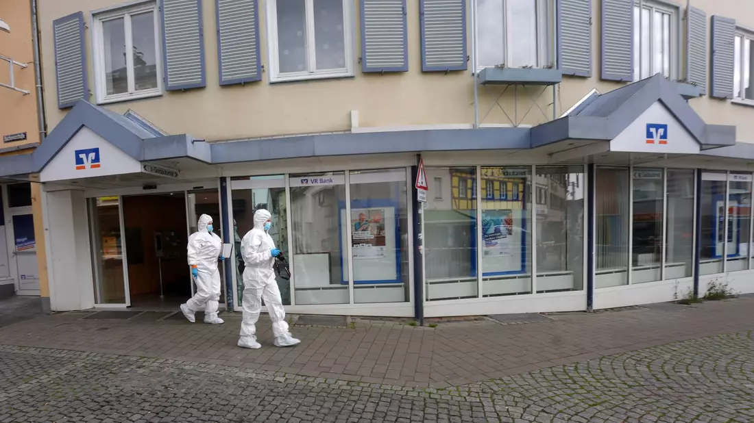 Nach der Befreiung von zwei Personen ist die Spurensicherung im Einsatz. - Bild: Thomas Frey/dpa