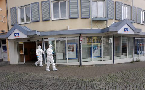 Nach der Befreiung von zwei Personen ist die Spurensicherung im Einsatz. - Foto: Thomas Frey/dpa