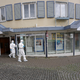 Nach der Befreiung von zwei Personen ist die Spurensicherung im Einsatz. - Foto: Thomas Frey/dpa
