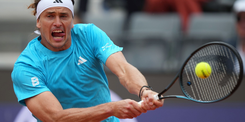 Alexander Zverev hat die dritte Runde des Turniers in Rom erreicht. - Foto: Andrew Medichini/AP/dpa