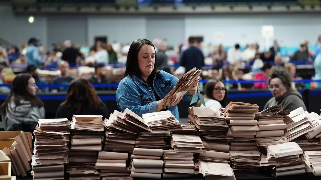 In Schottland und Wales gab es am Freitagnachmittag die ersten Ergebnisse.  - Bild: Andrew Milligan/PA Wire/dpa