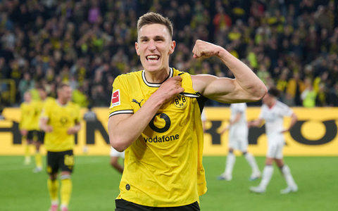 Nico Schlotterbeck jubelt über seinen Treffer zum 2:1.  - Foto: Bernd Thissen/dpa