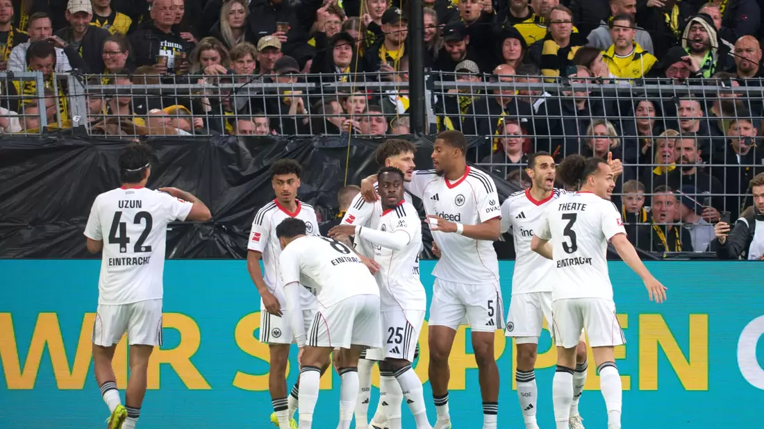Eintracht Frankfurt jubelt über das frühe 1:0.  - Bild: Bernd Thissen/dpa