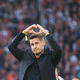 Nach seiner Verabschiedung zeigte Dortmunds Ex-Sportdirektor Sebastian Kehl ein Herz Richtung Südtribüne.  - Foto: Bernd Thissen/dpa
