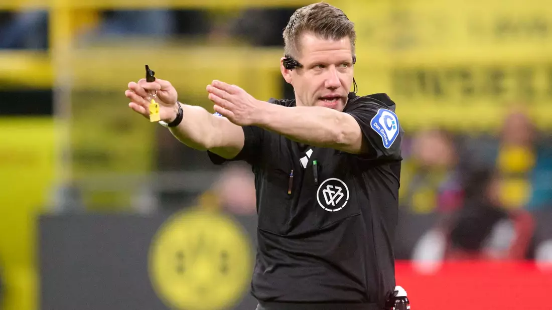 Schiedsrichter Patrick Ittrich leitete sein letztes Liga-Spiel.  - Bild: Bernd Thissen/dpa