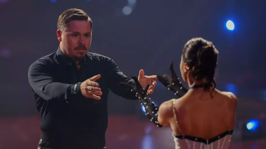 Gustav Schäfer zeigt sein Können normalerweise am Schlagzeug, bei «Let's Dance» nun auch auf der Tanzfläche. (Archivbild) - Bild: Rolf Vennenbernd/dpa