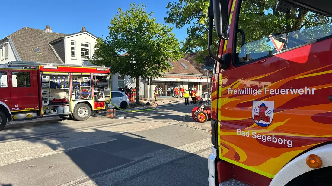 FFW Schwalmtal: Feuerwehr löscht Brand unter Photovoltaikanlage auf landwirtschaftlicher Halle in Krinsend - Bild: presseportal.de