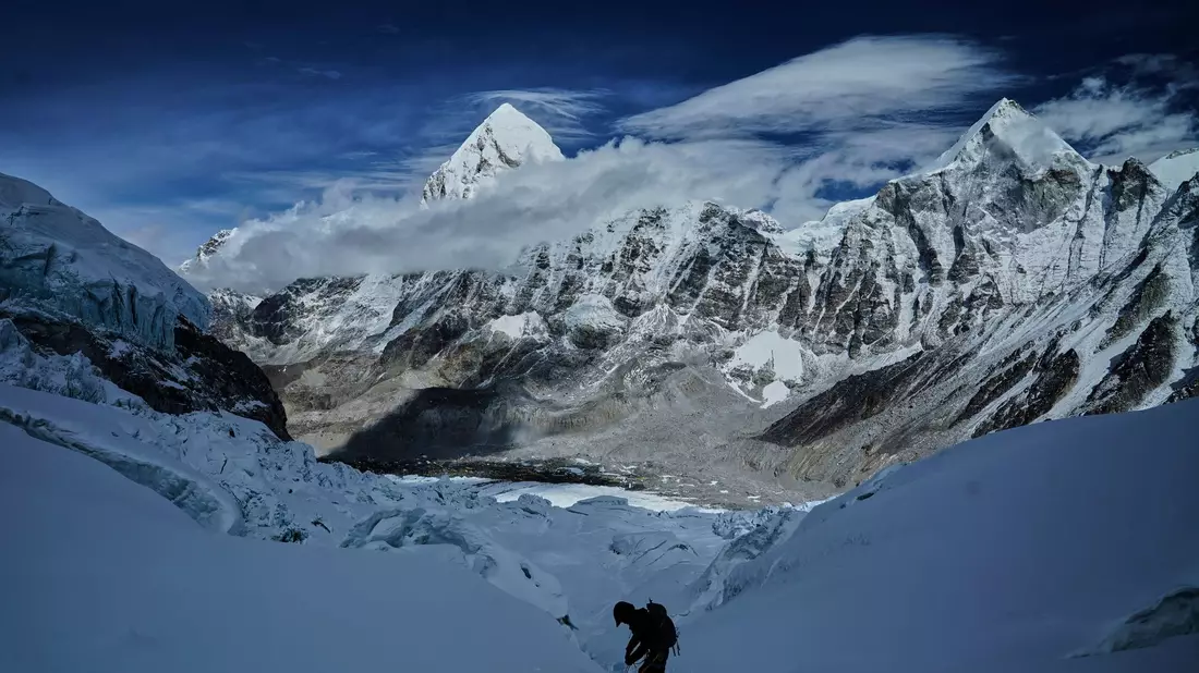 Ein Bergsteiger klettert zum Everest-Basislager ab. (Foto Archiv) - Bild: Pasang Rinzee Sherpa/AP/dpa