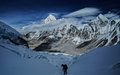 Ein Bergsteiger klettert zum Everest-Basislager ab. (Foto Archiv) - Foto: Pasang Rinzee Sherpa/AP/dpa