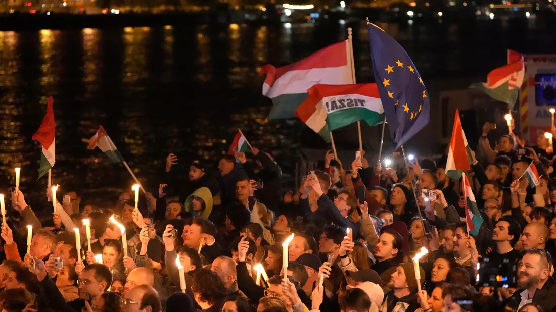 Tausende Ungarn jubelten in Budapest nach dem Wahlsieg der Tisza-Partei. (Archivbild) - Bild: Darko Bandic/AP/dpa