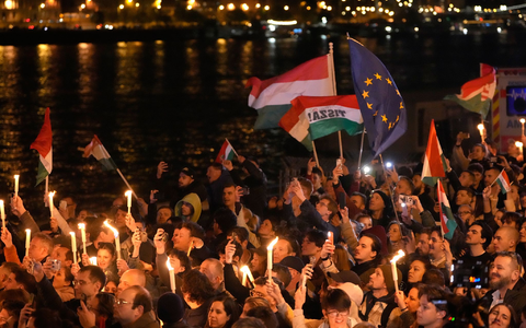 Tausende Ungarn jubelten in Budapest nach dem Wahlsieg der Tisza-Partei. (Archivbild) - Foto: Darko Bandic/AP/dpa