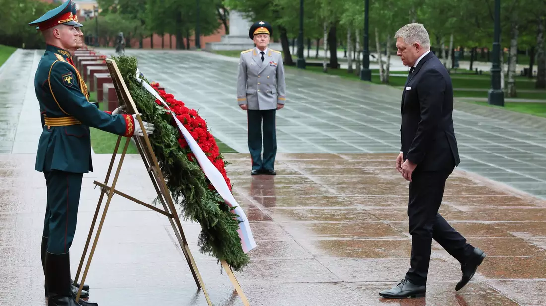 Der slowakische Ministerpräsident Fico gedachte in Moskau der Toten des Zweiten Weltkriegs.  - Bild: Shamil Zhumatov/Pool Reuters/AP/dpa