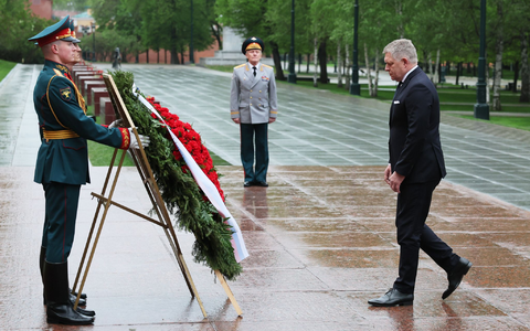 Der slowakische Ministerpräsident Fico gedachte in Moskau der Toten des Zweiten Weltkriegs.  - Foto: Shamil Zhumatov/Pool Reuters/AP/dpa