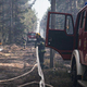 Ukrainische Feuerwehrleute löschen einen durch russischen Beschuss ausgelösten Waldbrand.. - Foto: -/Ukrainian Emergency Service/AP/dpa