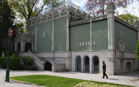 2022 und 2024 wurde der Pavillon von Russland nicht genutzt. Nun wird er wieder genutzt - wenn auch unter besonderen Bedingungen. (Archivbild) - Foto: Felix Hörhager/dpa