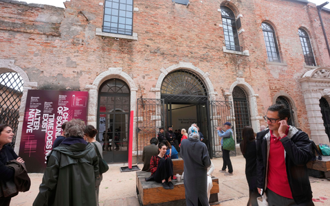 Auch der Umgang mit Israel wurde zum Streitpunkt. Der Gestalter des Pavillons sagt, ihm gehe es um Kunst, nicht die Politik der israelischen Regierung. - Foto: Luca Bruno/AP/dpa