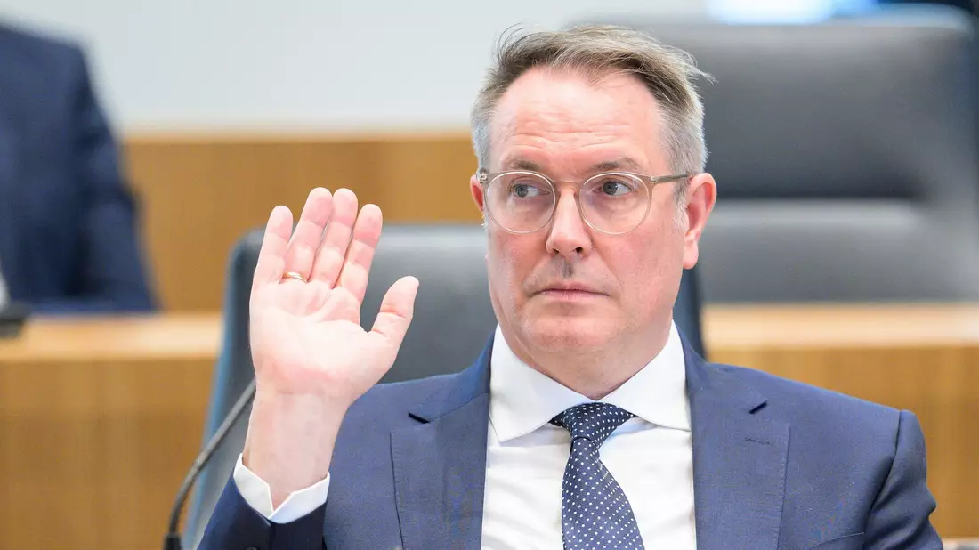 Der Ministerpräsident von Rheinland-Pfalz, Schweitzer (SPD), spricht von einem Warnschuss. - Bild: Hannes P Albert/dpa