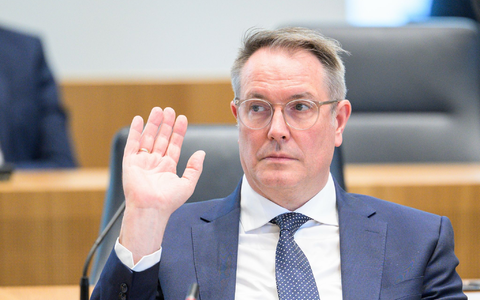 Der Ministerpräsident von Rheinland-Pfalz, Schweitzer (SPD), spricht von einem Warnschuss. - Foto: Hannes P Albert/dpa