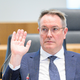 Der Ministerpräsident von Rheinland-Pfalz, Schweitzer (SPD), spricht von einem Warnschuss. - Foto: Hannes P Albert/dpa