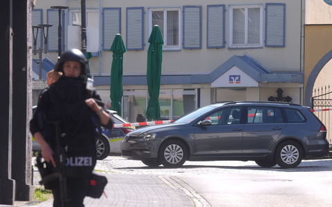 Schwer bewaffnete Einsatzkräfte bezogen Stellung vor der Bank. - Foto: Thomas Frey/dpa