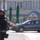 Schwer bewaffnete Einsatzkräfte bezogen Stellung vor der Bank. - Foto: Thomas Frey/dpa