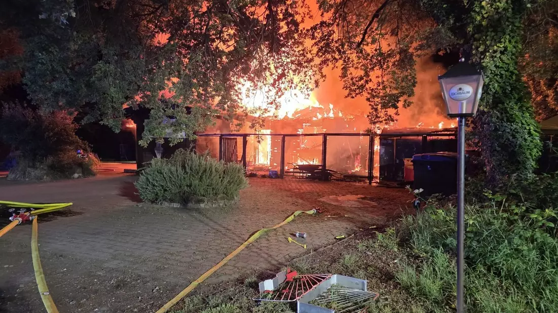 FW Speyer: Gaststätte in Speyer brennt vollständig aus - 84 Einsatzkräfte im Einsatz - Bild: presseportal.de