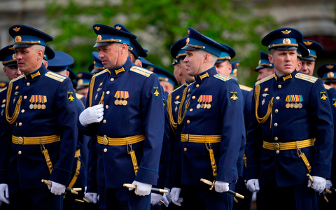 Die Militärparade fällt im Vergleich zu den vergangenen Jahren deutlich kleiner aus.  - Foto: Pavel Bednyakov/Pool AP/AP/dpa