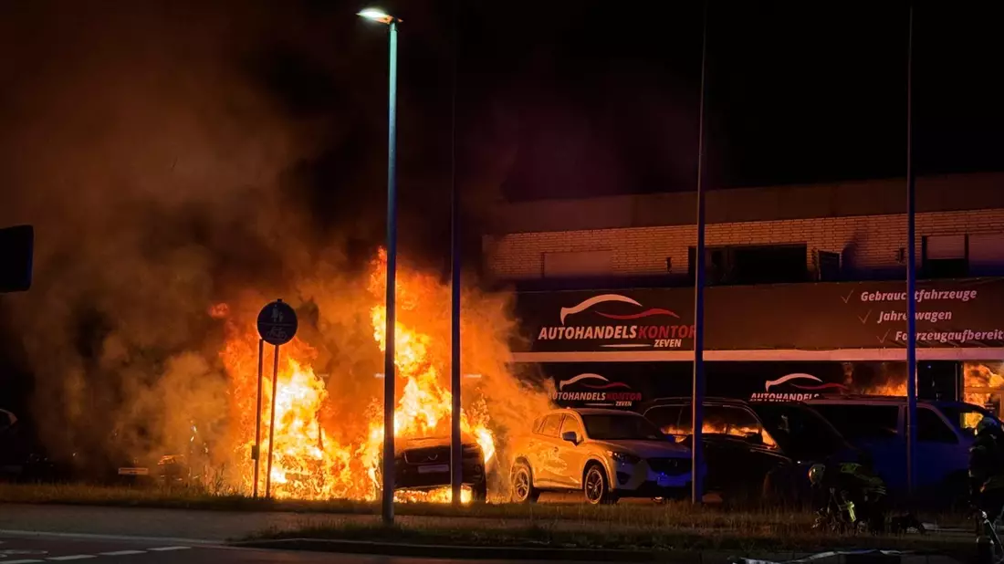 POL-ROW: Zeugen gesucht: Mehrere Pkw bei Autohandel durch Brand zerstört - Bild: presseportal.de