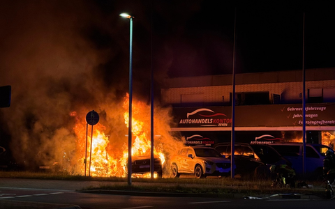 POL-ROW: Zeugen gesucht: Mehrere Pkw bei Autohandel durch Brand zerstört - Foto: presseportal.de