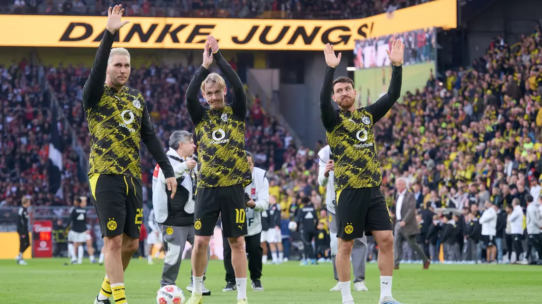 Niklas Süle (l) und Julian Brandt (M) verlassen zum Ende der Saison Borussia Dortmund.  - Bild: Bernd Thissen/dpa