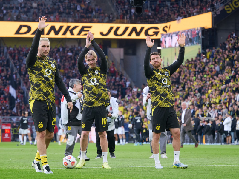 Niklas Süle (l) und Julian Brandt (M) verlassen zum Ende der Saison Borussia Dortmund.  - Foto: Bernd Thissen/dpa