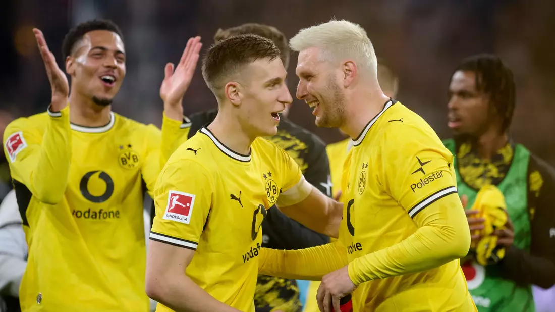 Niklas Süle (r) beendet seine Karriere.  - Bild: Bernd Thissen/dpa