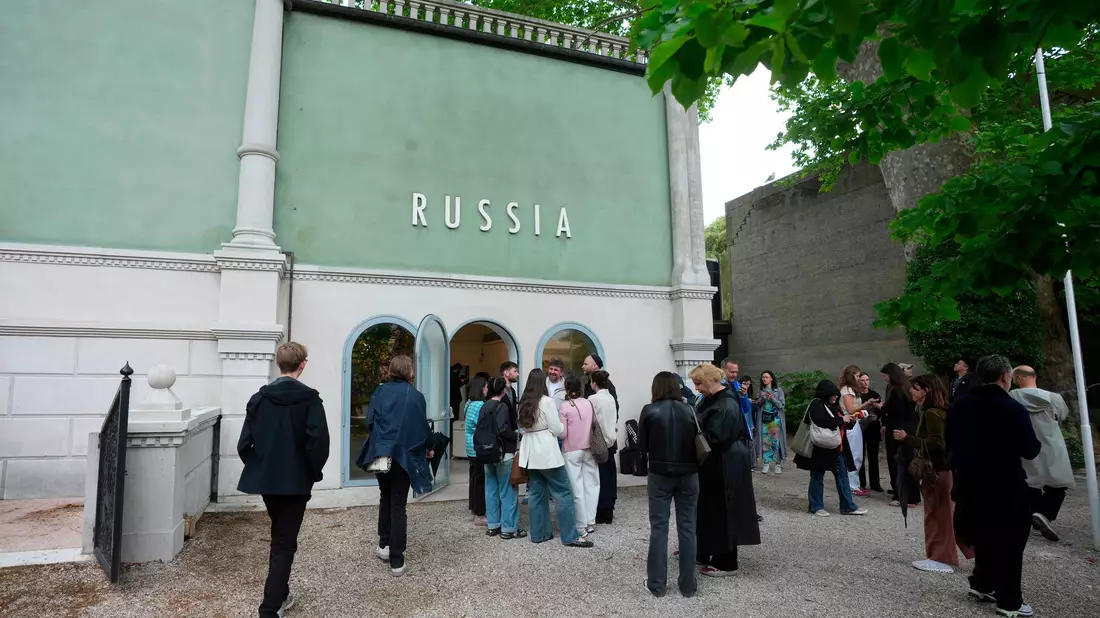 Unter anderem die Teilnahme Russlands an der Biennale sorgt für Ärger. - Bild: Luca Bruno/AP/dpa