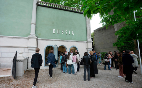 Unter anderem die Teilnahme Russlands an der Biennale sorgt für Ärger. - Foto: Luca Bruno/AP/dpa