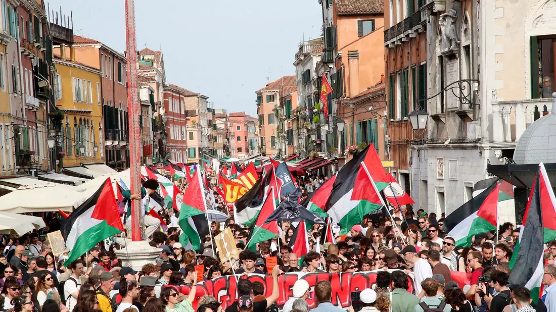 Kurz vor Eröffnung der 61. Kunstbiennale in Venedig haben rund 2.000 Menschen gegen die Teilnahme Israels protestiert. - Bild: Paola Garbuio/LaPresse via ZUMA Press/dpa