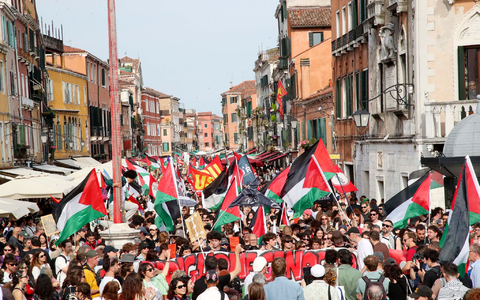 Kurz vor Eröffnung der 61. Kunstbiennale in Venedig haben rund 2.000 Menschen gegen die Teilnahme Israels protestiert. - Foto: Paola Garbuio/LaPresse via ZUMA Press/dpa