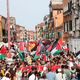 Kurz vor Eröffnung der 61. Kunstbiennale in Venedig haben rund 2.000 Menschen gegen die Teilnahme Israels protestiert. - Foto: Paola Garbuio/LaPresse via ZUMA Press/dpa