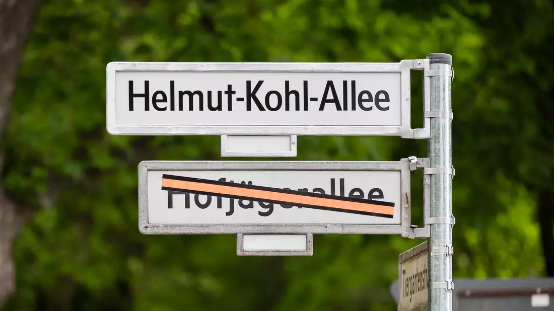 In Berlin trägt eine Allee nun den Namen von Helmut Kohl. - Bild: Christoph Soeder/dpa