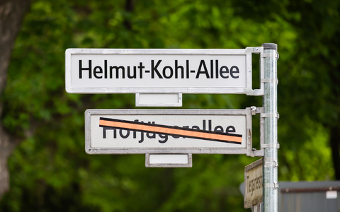 In Berlin trägt eine Allee nun den Namen von Helmut Kohl. - Foto: Christoph Soeder/dpa