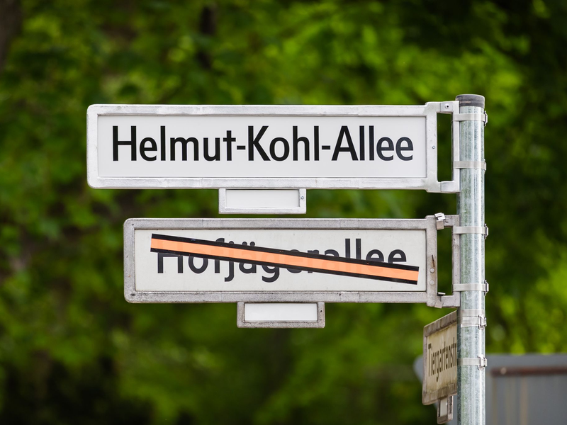 In Berlin trägt eine Allee nun den Namen von Helmut Kohl. - Foto: Christoph Soeder/dpa