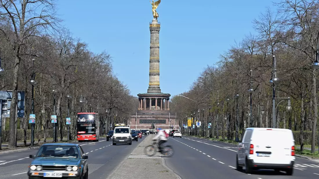 Die Straße wird heute in Helmut-Kohl-Allee umbenannt. - Bild: Michael Brandt/dpa