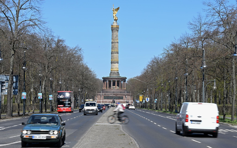 Die Straße wird heute in Helmut-Kohl-Allee umbenannt. - Foto: Michael Brandt/dpa