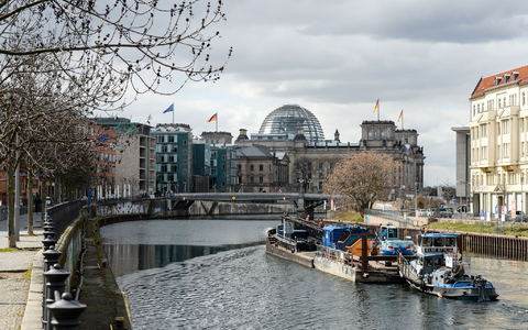 Am Schiffbauerdamm - rechtes Spreeufer Richtung Reichstagsgebäude - entsteht ein neues Quartier unter anderem mit Bundestagsbüros. Ein Teil des Projekts soll nach dem Willen von Bundestagspräsidentin Julia Klöckner (CDU) und Vizepräsident Omid Nouripour aber aus Kostengründen gestoppt werden. (Archivbild) - Foto: Jens Kalaene/dpa-Zentralbild/ZB